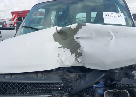 2005 Chevrolet Express z USA, uszkodzony, nr VIN 1GCFG15T051145717